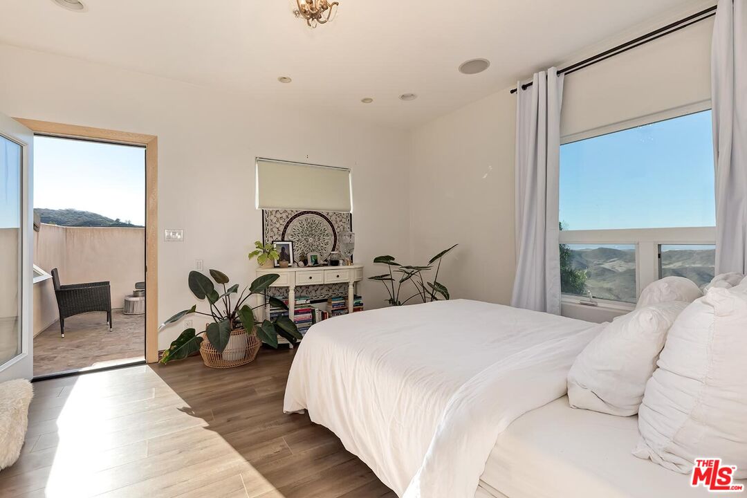 10827 Pacific View Dr