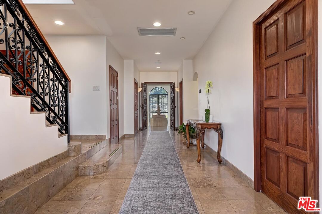 10827 Pacific View Dr