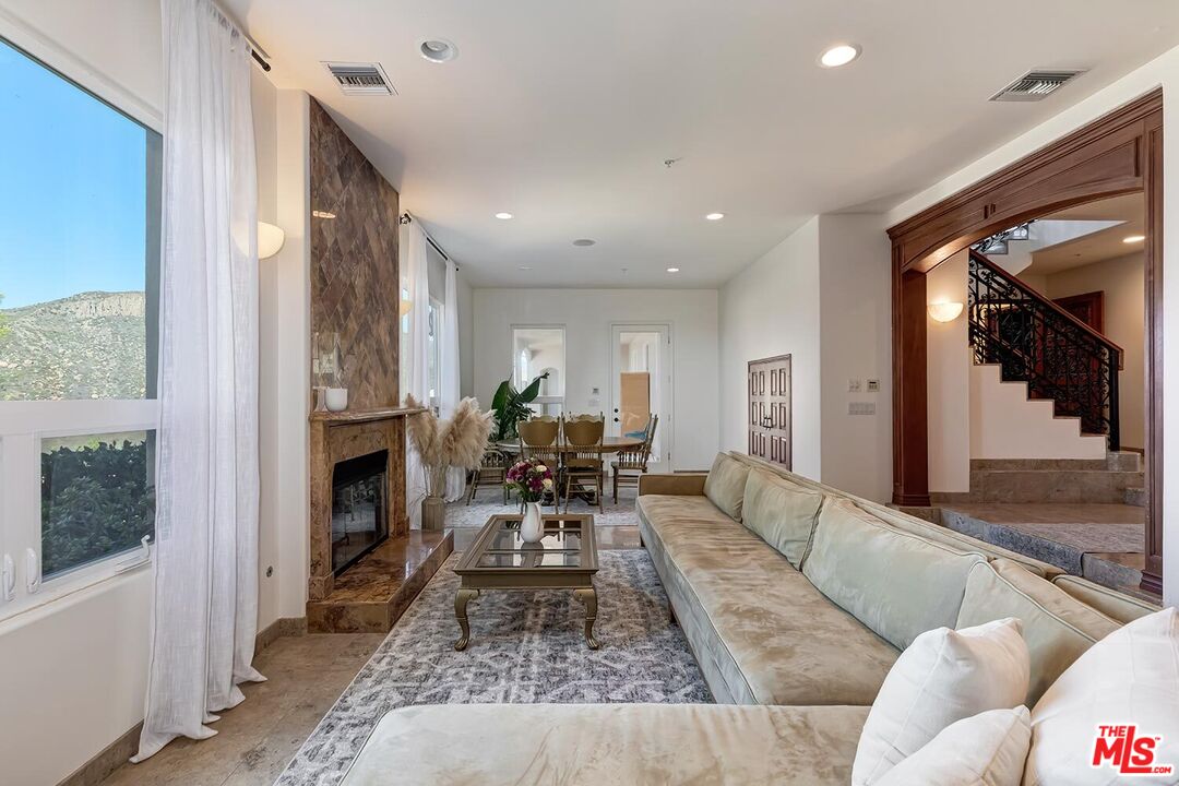 10827 Pacific View Dr