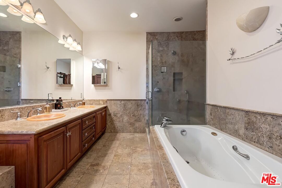 10827 Pacific View Dr