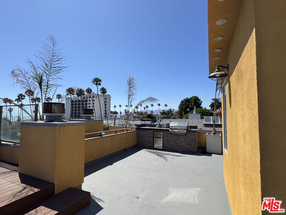 2216 Main St Unit: 204