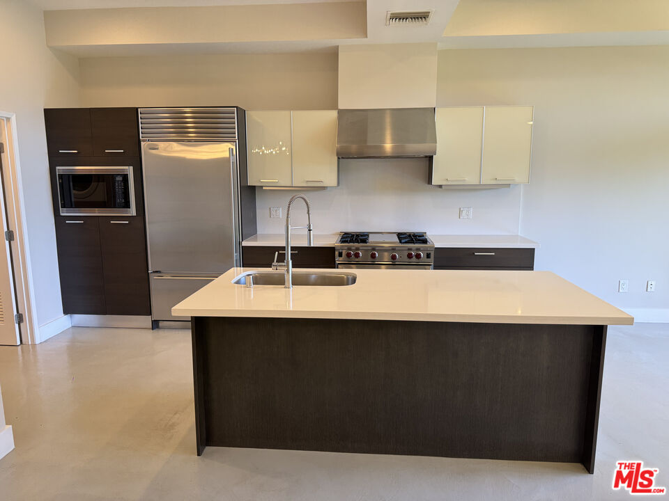 2216 Main St Unit: 204