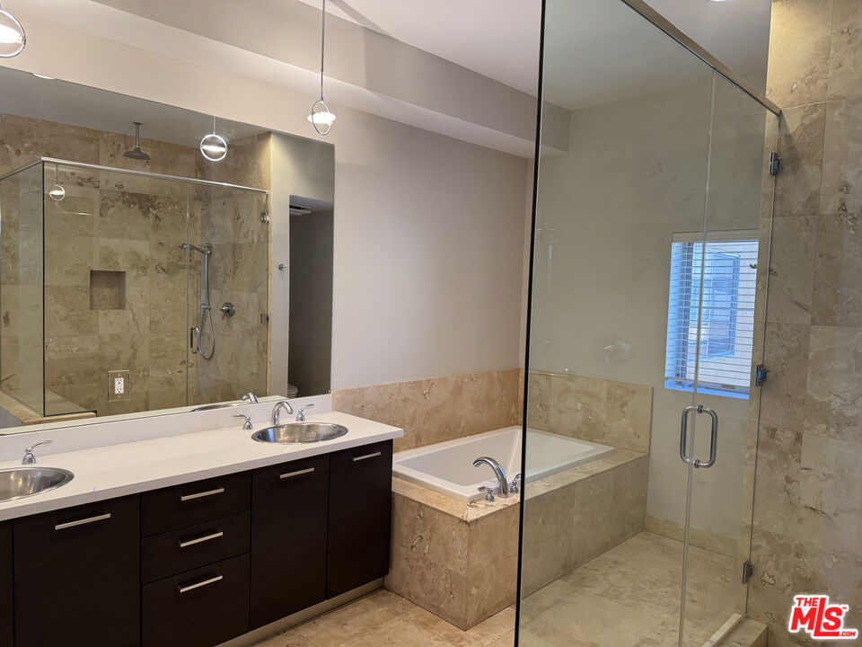2216 Main St Unit: 204