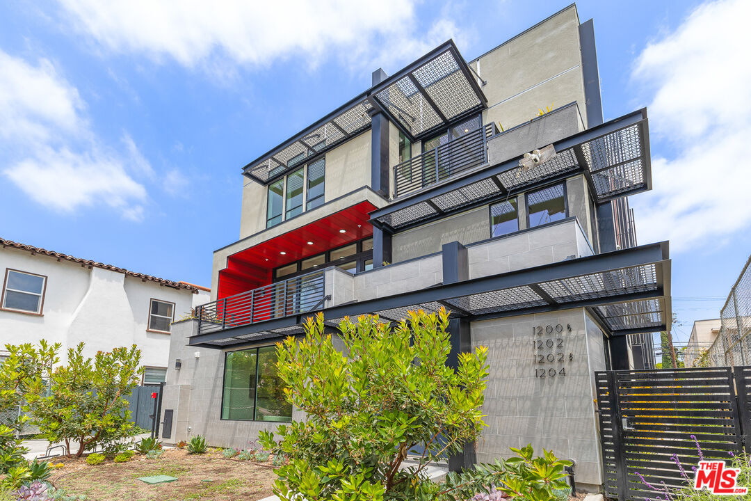 1200 N Orange Grv