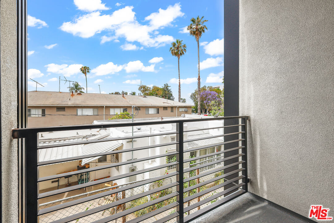 1202 N Orange Grv