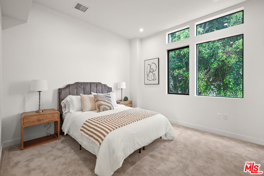 1202 N Orange Grv