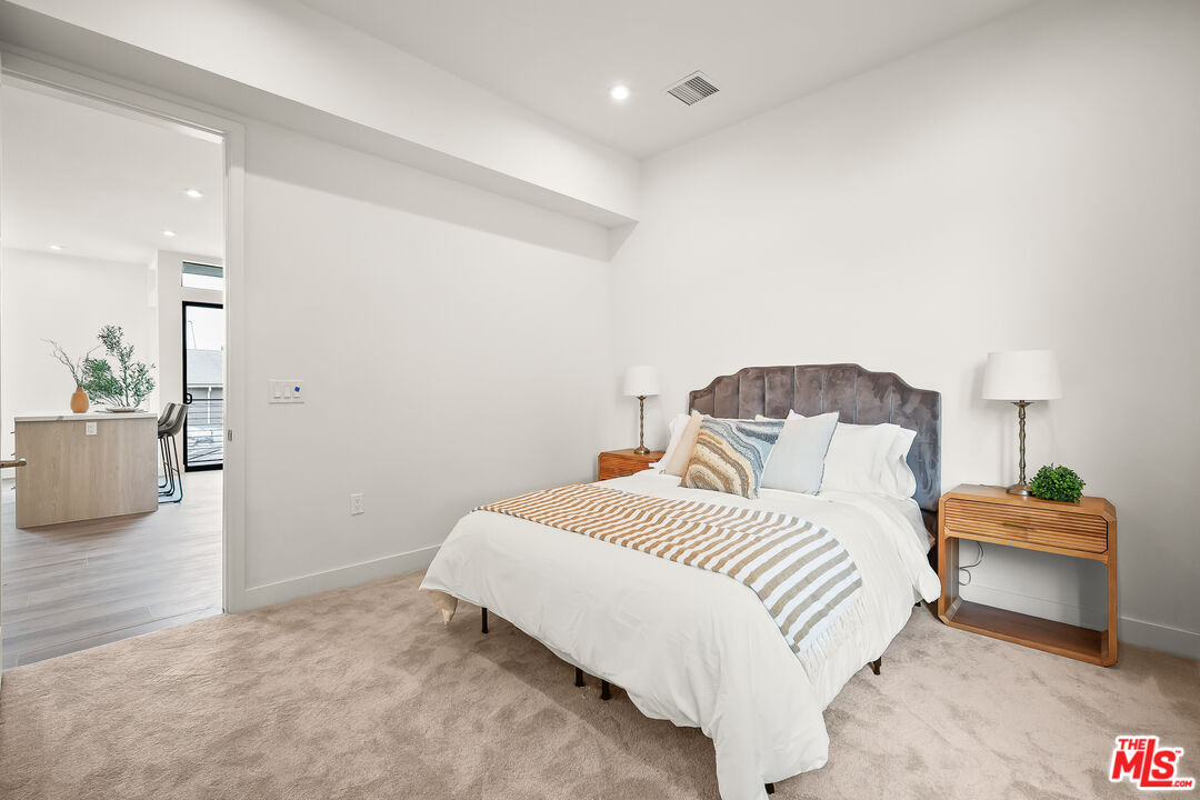 1202 N Orange Grv