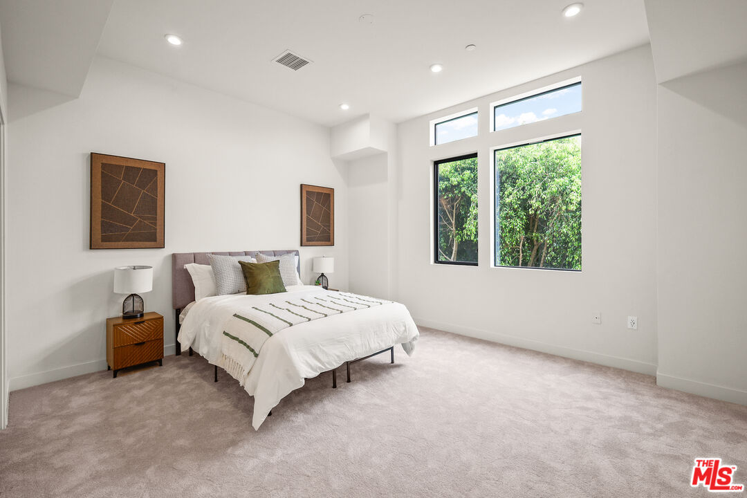 1202 N Orange Grv