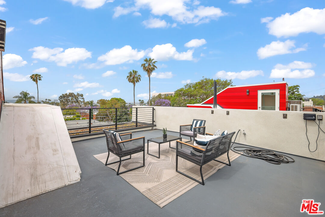 1202 N Orange Grv