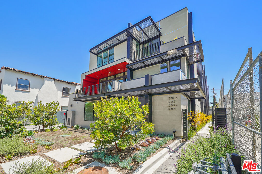 1202 N Orange Grv