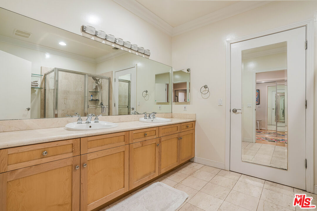 430 Robert Ln