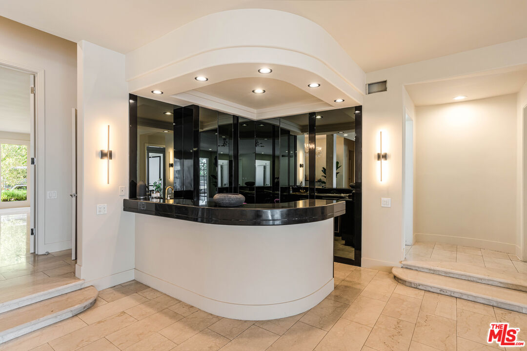 430 Robert Ln