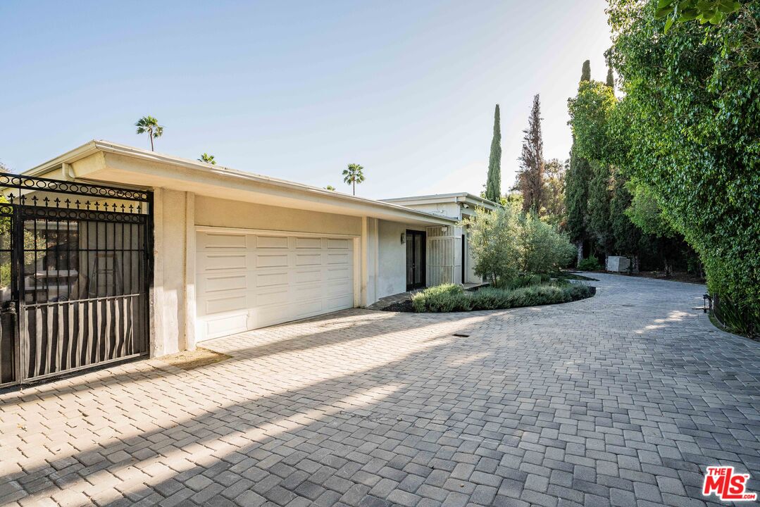 430 Robert Ln