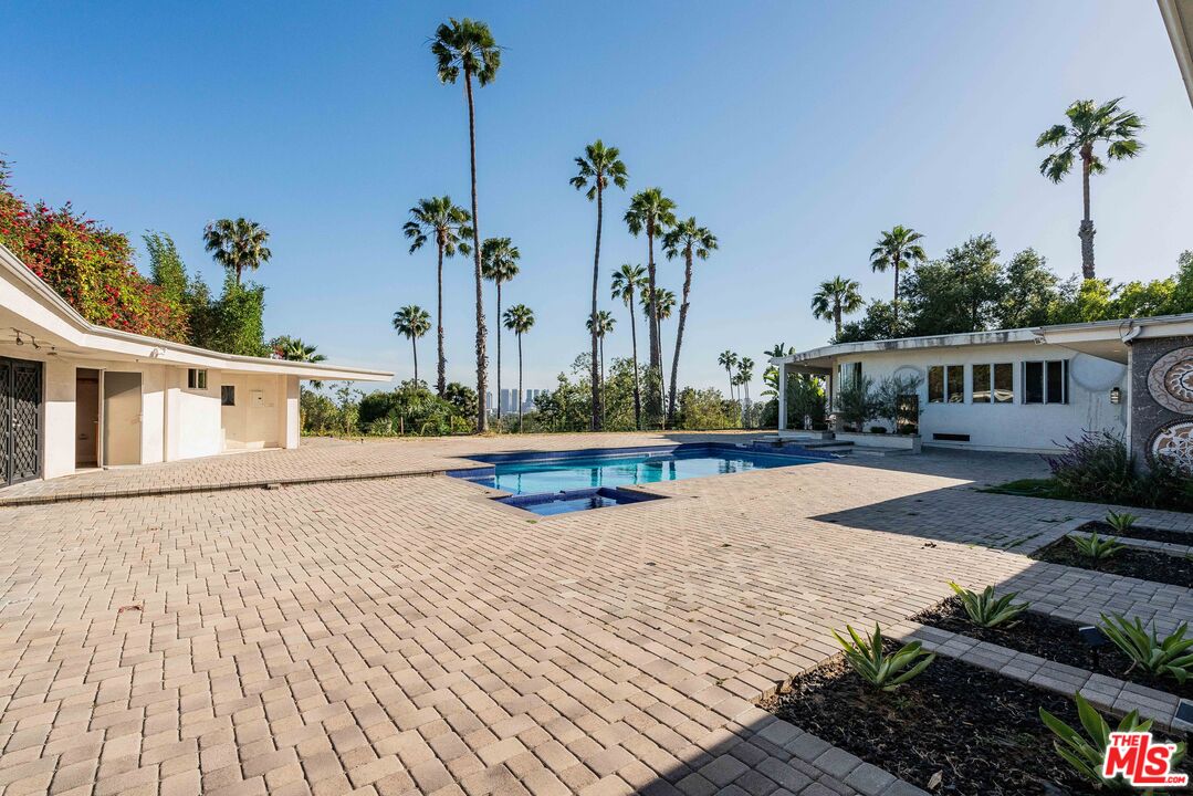 430 Robert Ln