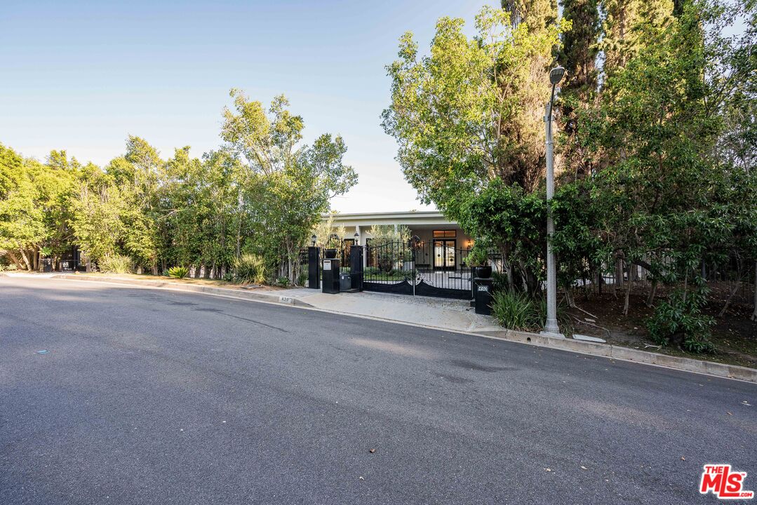 430 Robert Ln