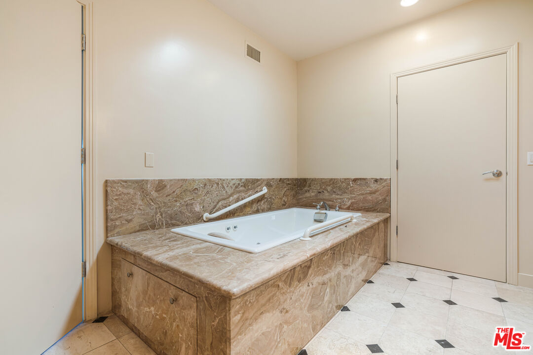 430 Robert Ln