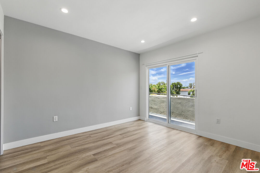 6350 Willoughby Ave Unit: 11