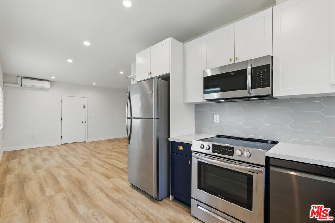 6350 Willoughby Ave Unit: 11