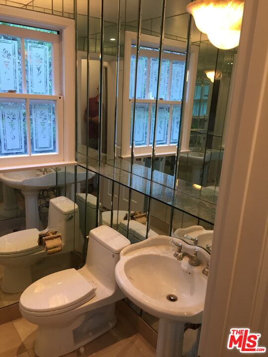 1257 Sunset Plaza Dr