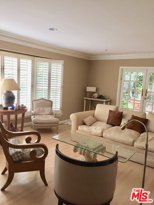 1257 Sunset Plaza Dr