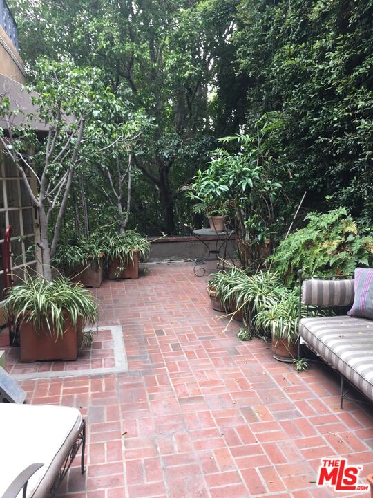 1257 Sunset Plaza Dr