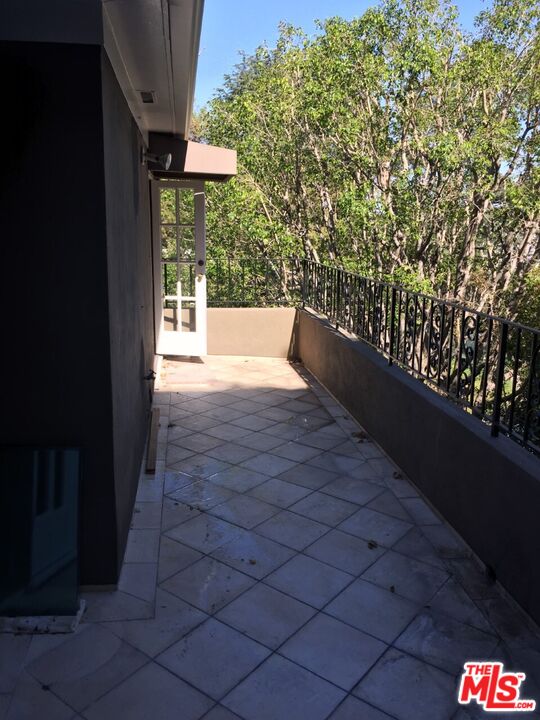 1257 Sunset Plaza Dr