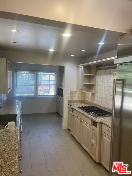 1257 Sunset Plaza Dr