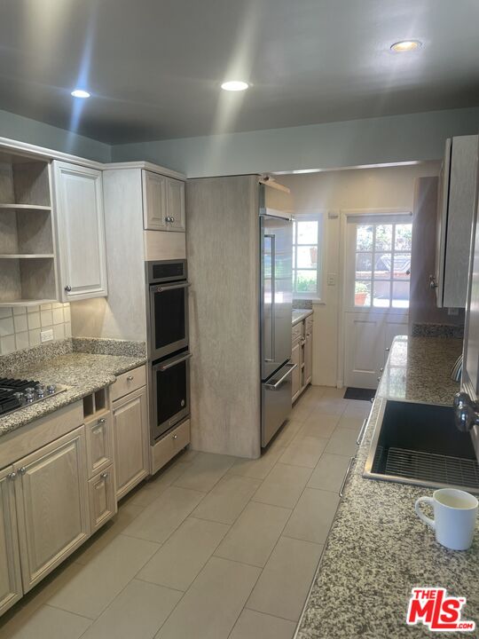 1257 Sunset Plaza Dr