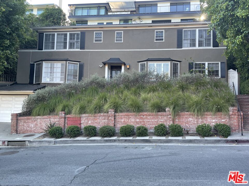 1257 Sunset Plaza Dr