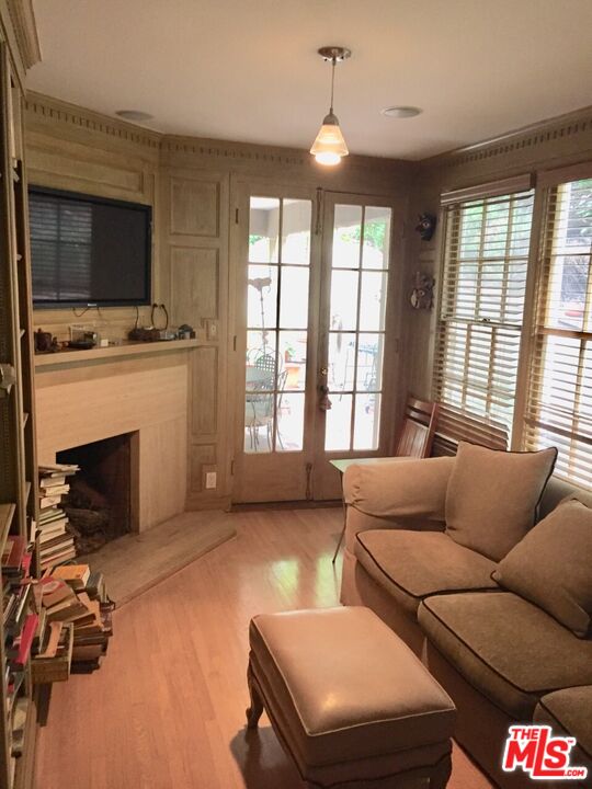 1257 Sunset Plaza Dr