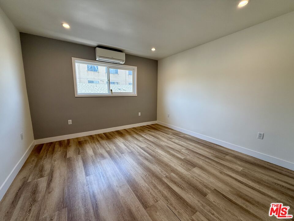 6350 Willoughby Ave Unit: 9