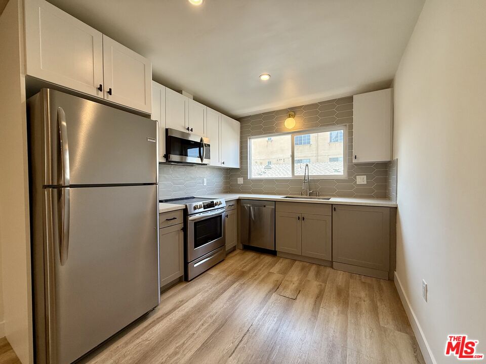 6350 Willoughby Ave Unit: 9