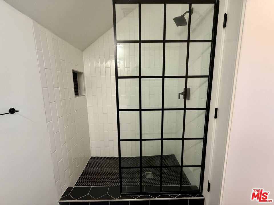 6350 Willoughby Ave Unit: 9