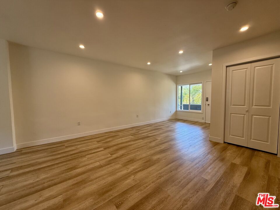 6350 Willoughby Ave Unit: 9