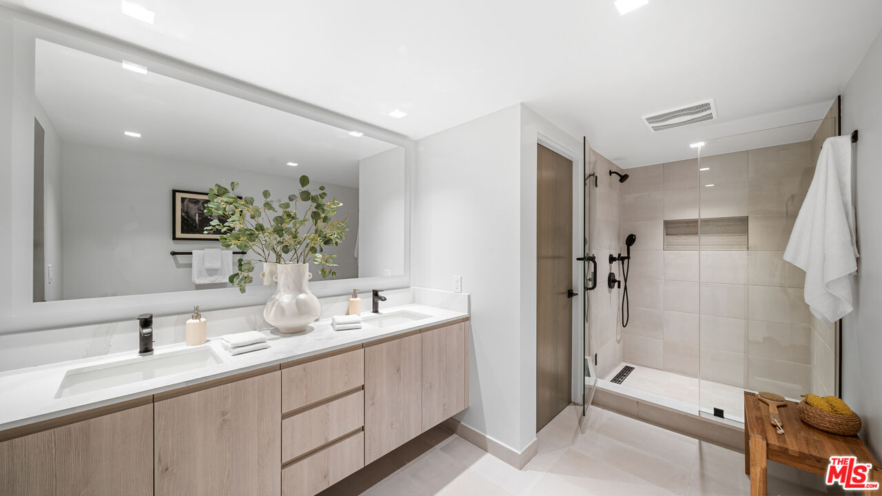 153 San Vicente Blvd Unit: 2G
