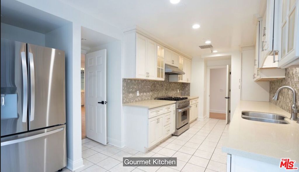 324 N Palm Drive 206