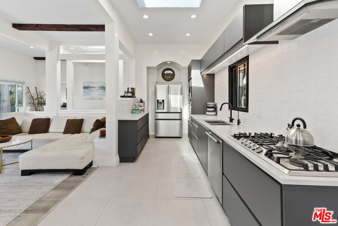 1923 Sunset Plaza Dr