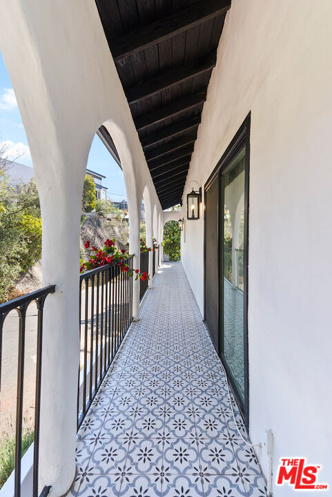 1923 Sunset Plaza Dr