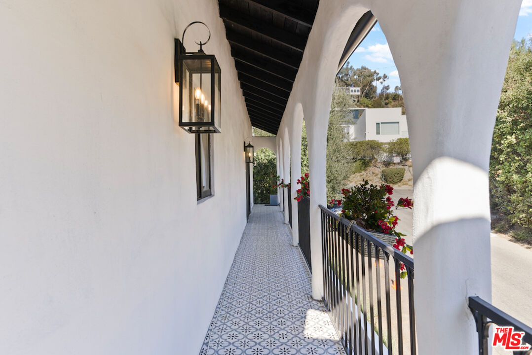 1923 Sunset Plaza Dr