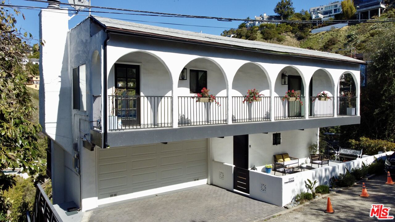 1923 Sunset Plaza Dr