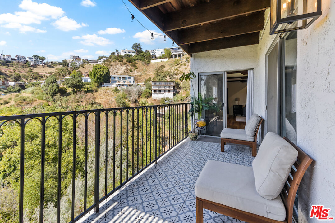 1923 Sunset Plaza Dr