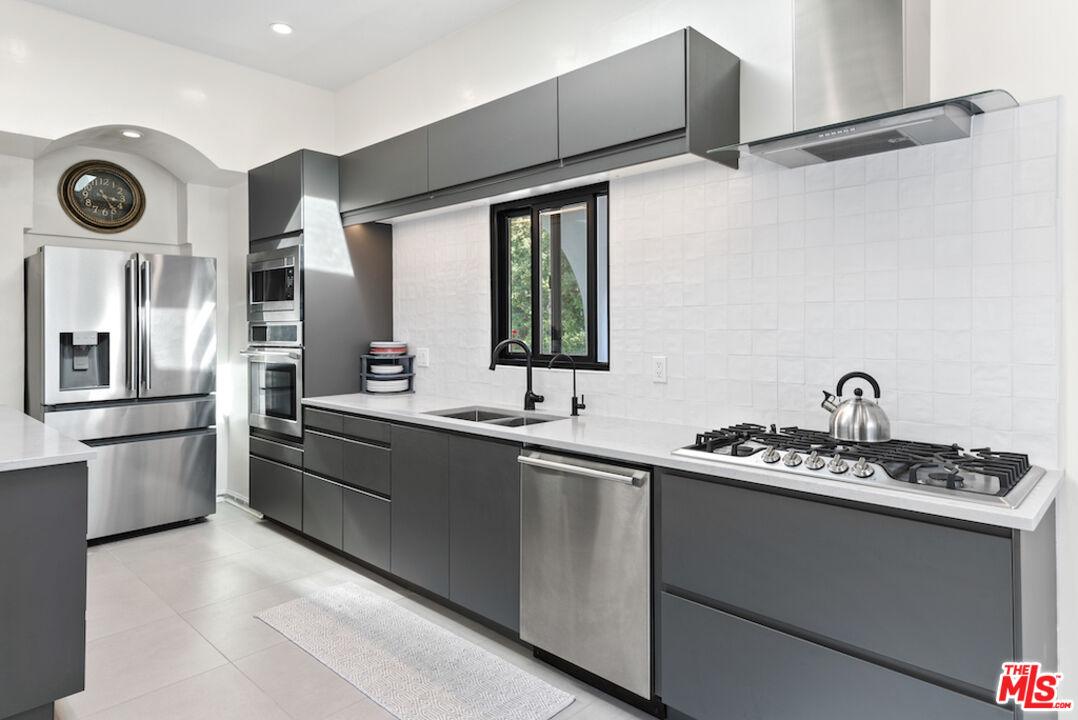 1923 Sunset Plaza Dr