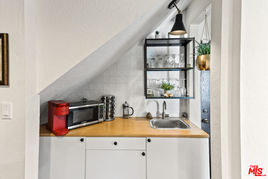 1923 Sunset Plaza Dr