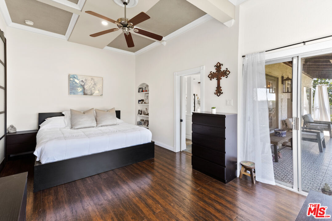 1923 Sunset Plaza Dr