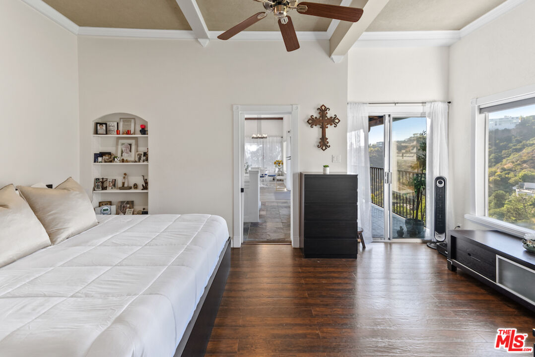 1923 Sunset Plaza Dr