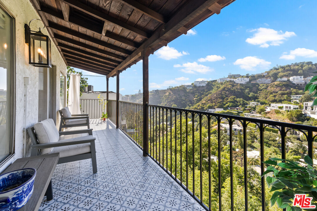 1923 Sunset Plaza Dr