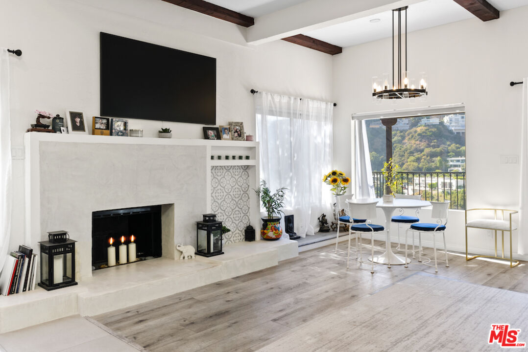 1923 Sunset Plaza Dr