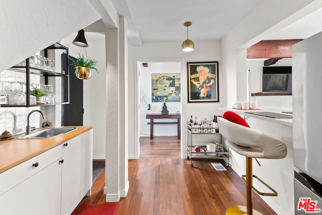 1923 Sunset Plaza Dr