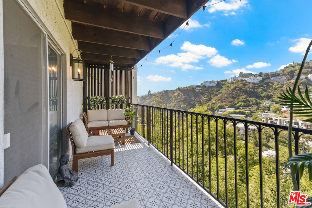 1923 Sunset Plaza Dr