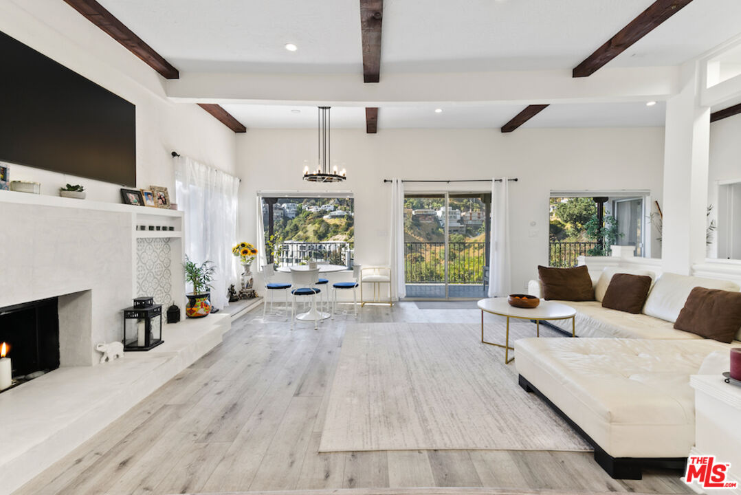 1923 Sunset Plaza Dr